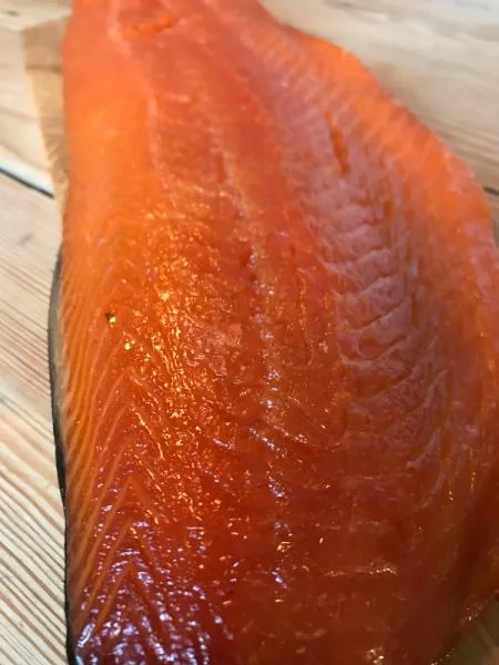 Norwegen Räucherlachs ungeschnitten – Premium Qualität